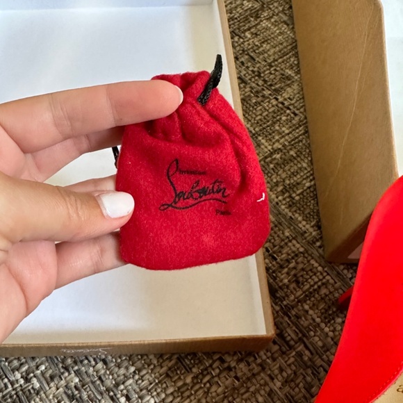 Hot chick 100 Louboutin - Picture 4 of 6